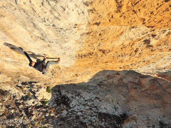 Simon Montmory in Sunrise Café 7c+ 40m Ivopry Tower